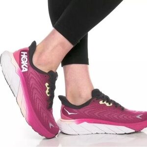 HOKA ONE ARAHI 8B WOMEN'S RUNNING SHOES GRAPEWINE / BEAUTY BERRY